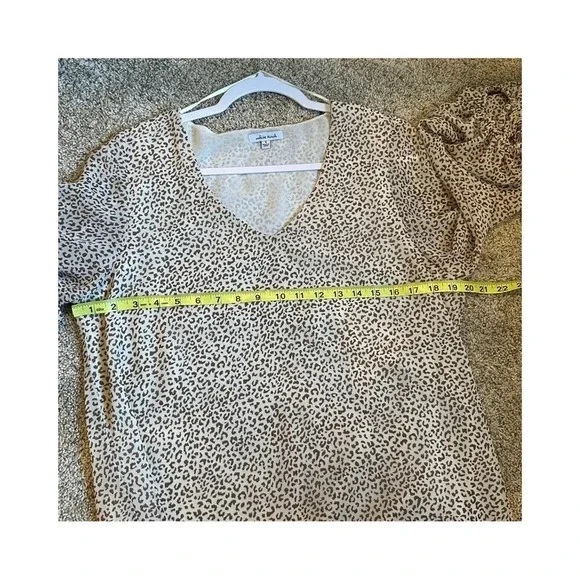 Women's Animal Print Small Over-sized Blouse - Picture 6 of 6